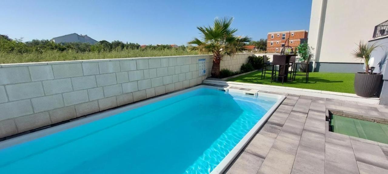 Pool Maria,