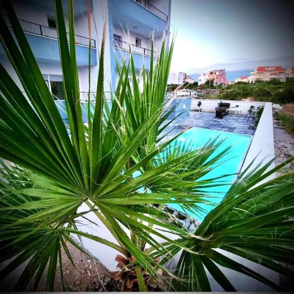 Pool Maria,